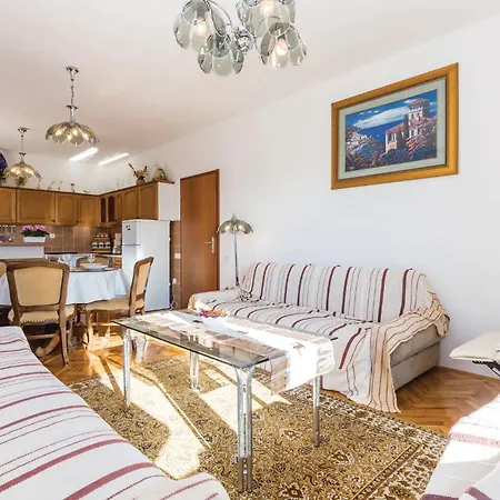 Beautiful In With 2 Bedrooms And Wifi Διαμέρισμα Grižane