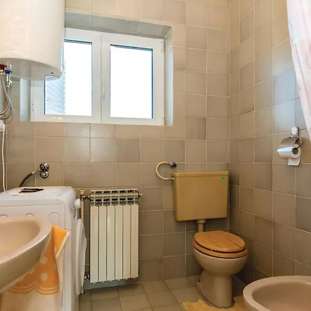 Apartment Beautiful In With 2 Bedrooms And Wifi Grizane-Belgrad