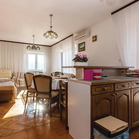 Beautiful In With 2 Bedrooms And Wifi